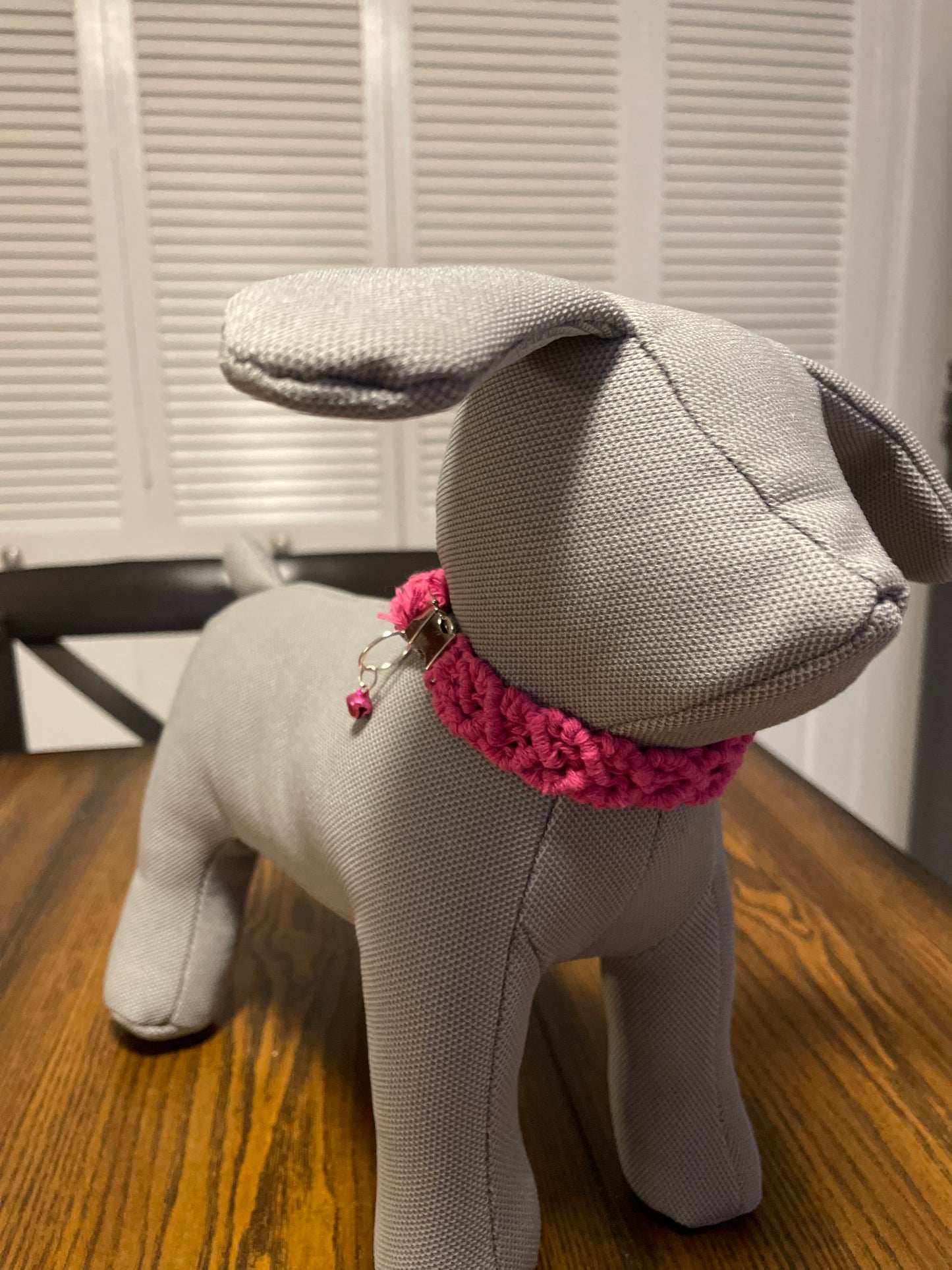 Collar pequeño tejido rosa